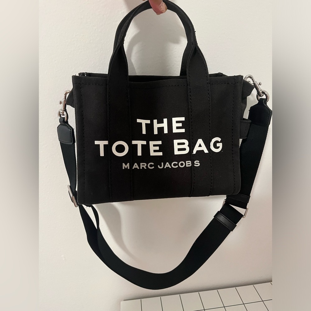 Marc Jacobs: The Tote Bag (Canvas Black & White Small) 🤍 - Picture 10 of 14